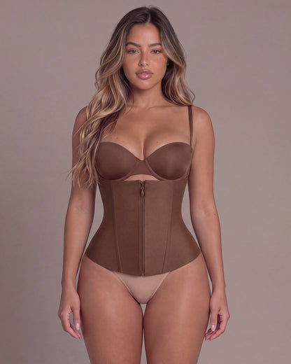 מחטב מותניים בגוון קקאו, על דוגמנית, מבט מלפנים