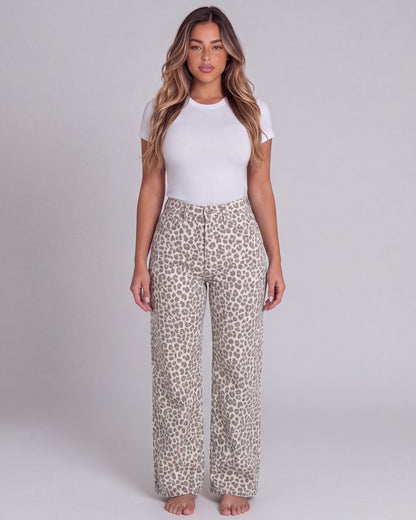 ג׳ינס BBL בצבע לבן מנומר, על דוגמנית, מבט מלפנים
